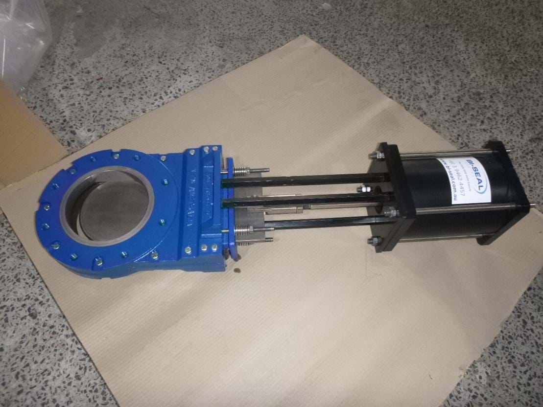 Knife gate valve with field replacable parts